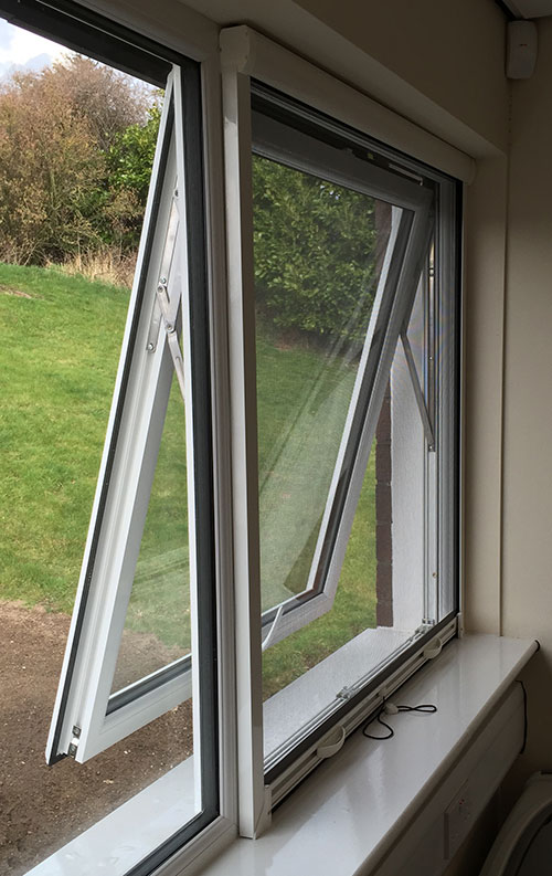 Retractable roller fly screens